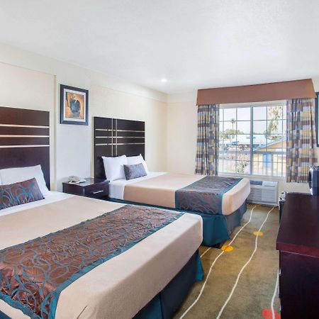 Travelodge By Wyndham Fresno Yosemite Area Exterior photo