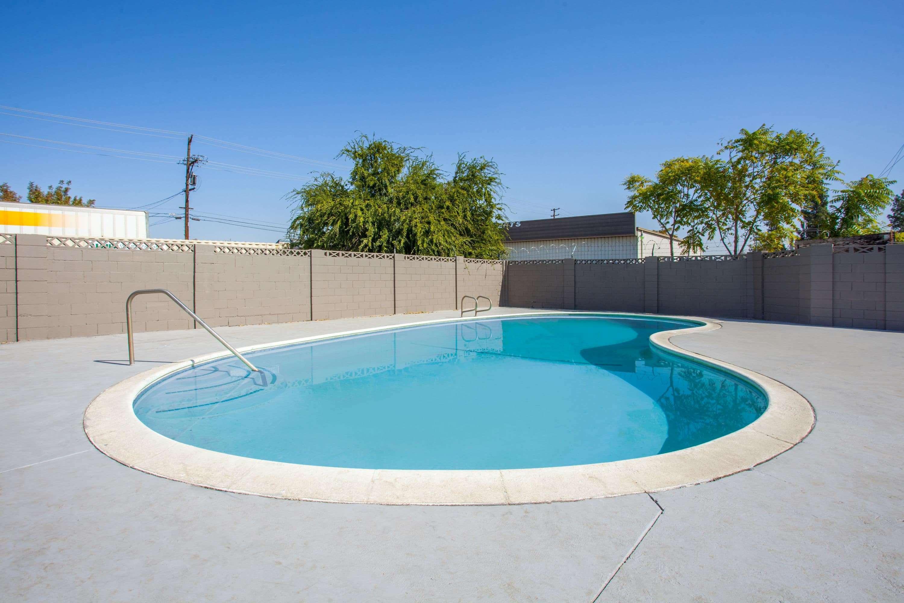 Travelodge By Wyndham Fresno Yosemite Area Exterior photo