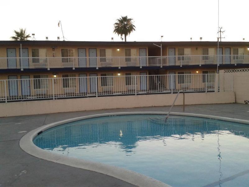 Travelodge By Wyndham Fresno Yosemite Area Exterior photo